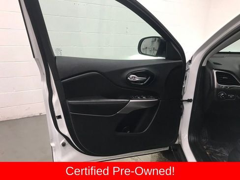 Certified 2022 Jeep Cherokee Latitude Lux w/ Sun & Sound Group image 9