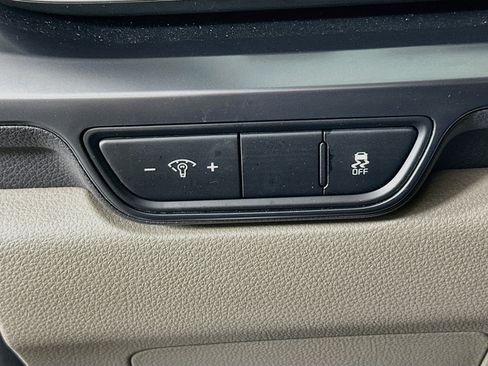Used 2025 Kia Carnival FWD image 16