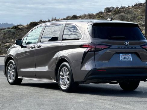 Used 2022 Toyota Sienna XLE FWD image 6
