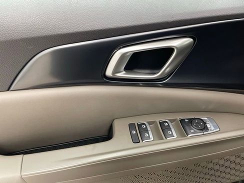 Used 2025 Kia Carnival image 9