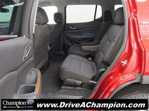 Used 2023 GMC Acadia SLE image 13