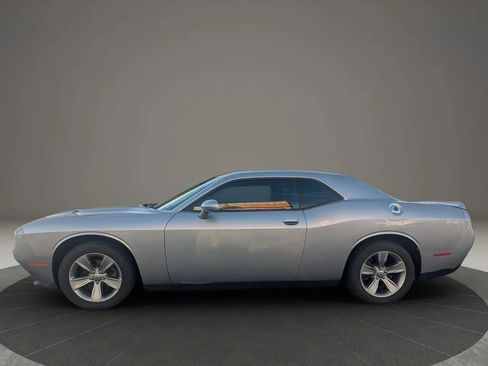 Used 2018 Dodge Challenger SXT image 2