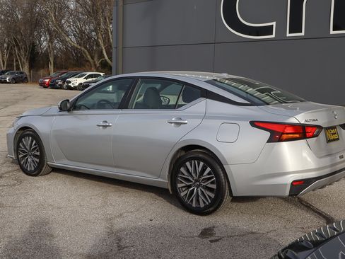 Used 2023 Nissan Altima 2.5 SV image 6