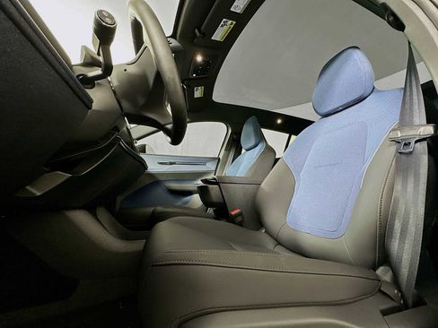 New 2026 Volvo EX30 Plus w/ Climate Package RWD image 17