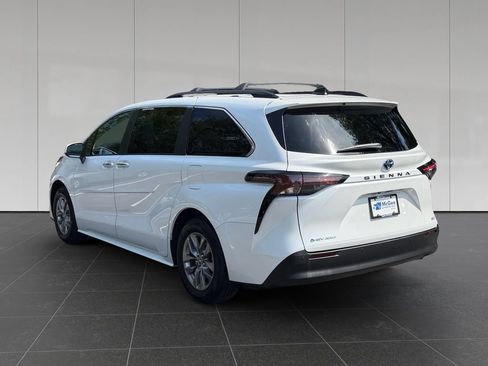 Used 2025 Toyota Sienna XLE w/ XLE Plus Package AWD/4WD image 3