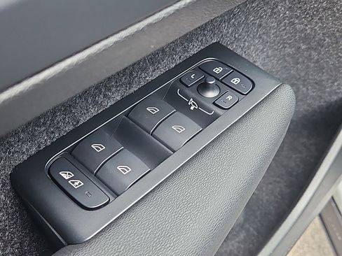 New 2026 Volvo XC40 B5 Ultra w/ Protection Package Premier image 17