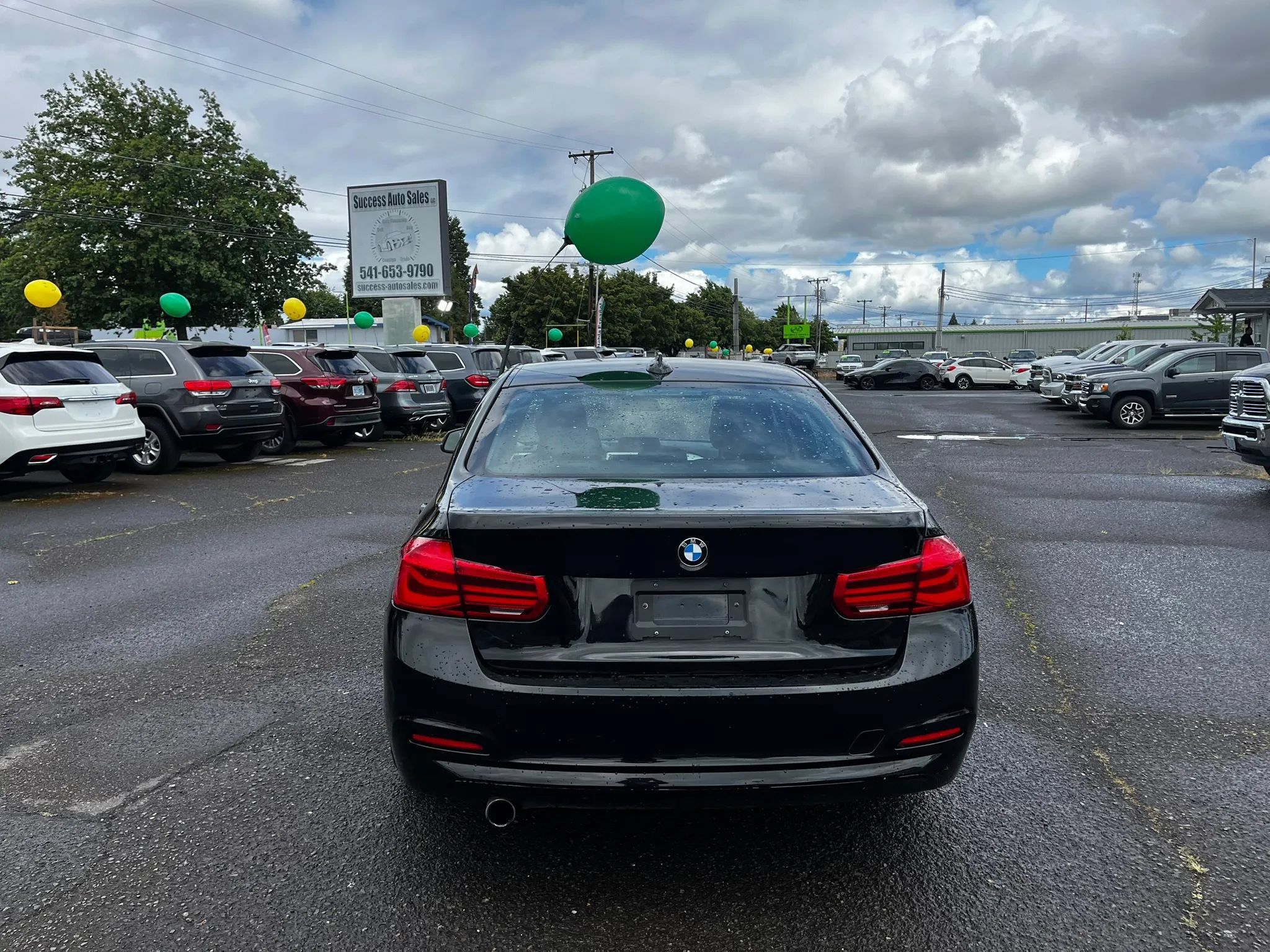 Used 2017 BMW 320i Sedan RWD image 4