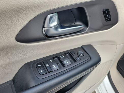 Used 2023 Chrysler Pacifica Touring-L FWD image 22