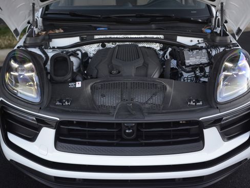 Certified 2025 Porsche Macan image 38