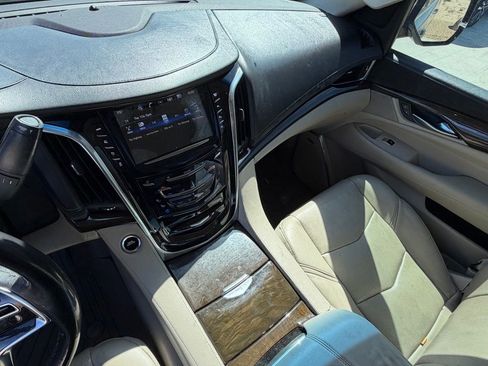 Used 2018 Cadillac Escalade ESV Luxury AWD/4WD image 19