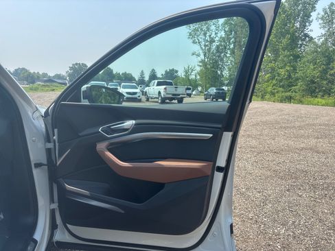 Used 2024 Audi Q8 e-tron Premium Plus w/ Premium Plus Package image 26