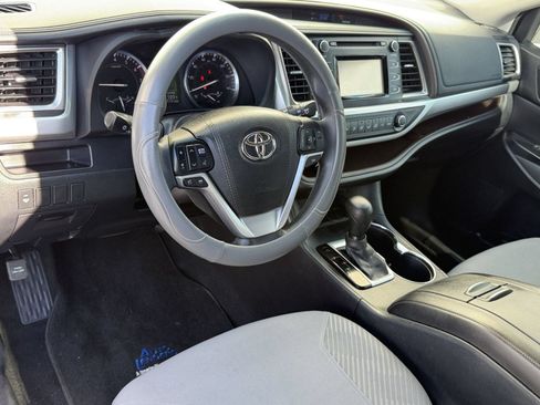 Used 2015 Toyota Highlander LE FWD image 4