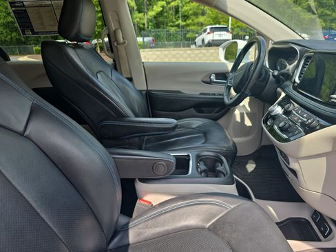 Used 2021 Chrysler Pacifica Touring-L FWD image 10