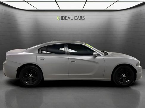 Used 2016 Dodge Charger SXT RWD image 4