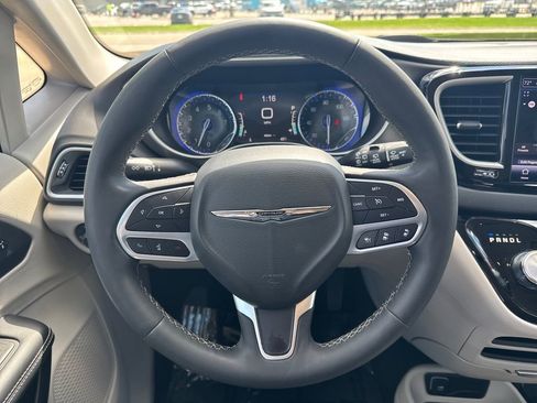 Used 2024 Chrysler Pacifica Touring-L FWD image 18