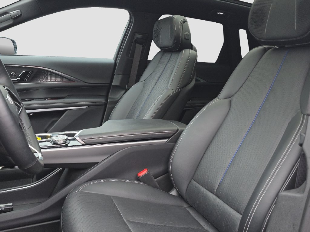 Used 2023 Cadillac Lyriq 2WD image 7