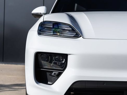 Certified 2025 Porsche Macan 4S Electric AWD/4WD image 20