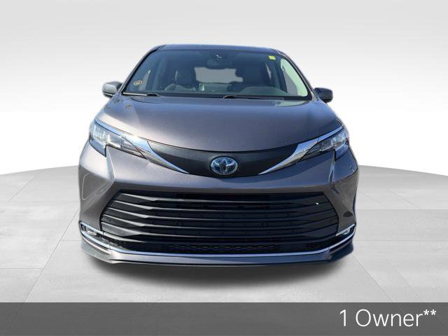 Used 2023 Toyota Sienna XLE AWD/4WD image 2