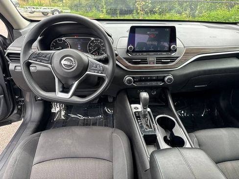 Used 2024 Nissan Altima 2.5 SV FWD image 12