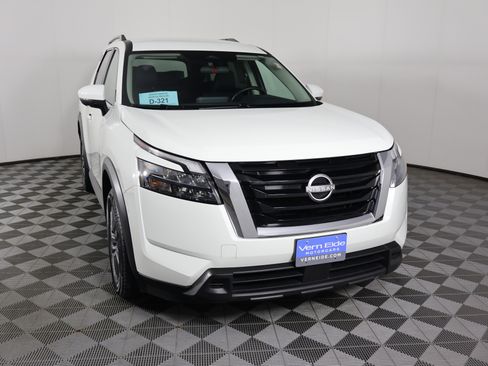 Used 2025 Nissan Pathfinder SV image 3