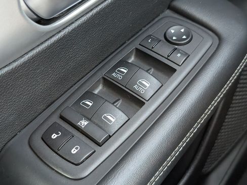 Used 2024 Chrysler Pacifica Limited FWD image 14