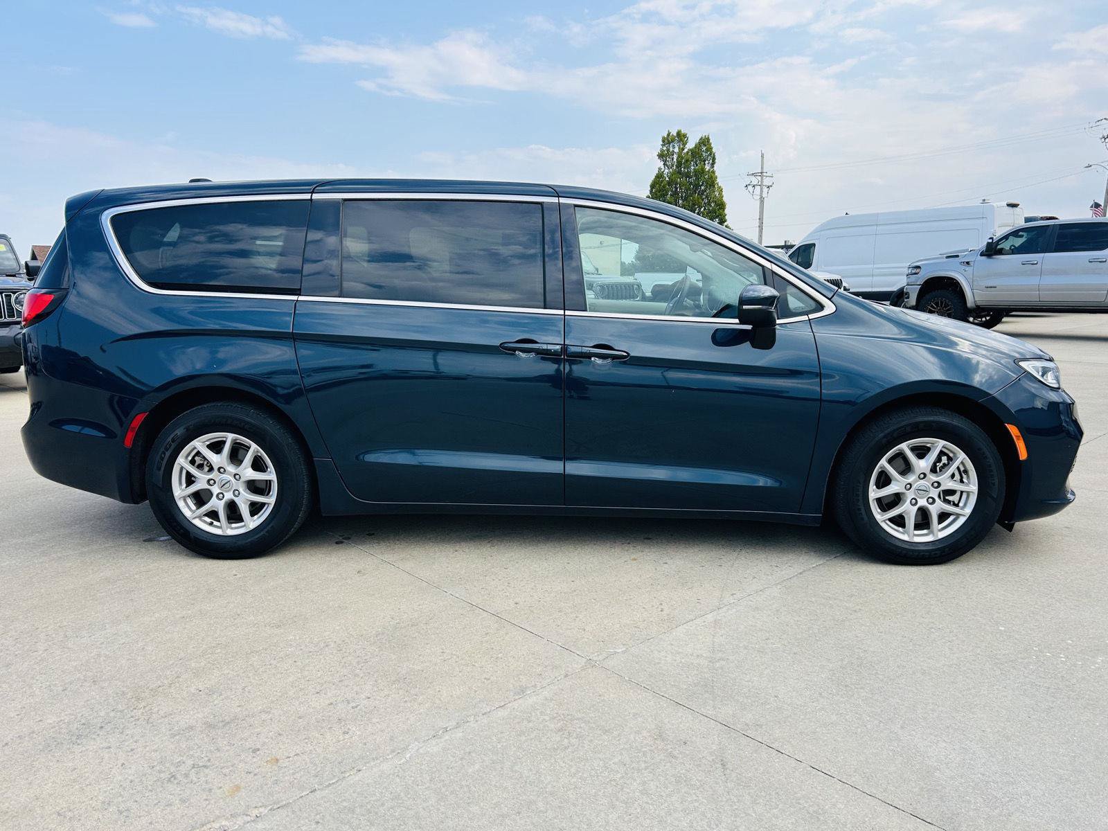Used 2023 Chrysler Pacifica Touring-L FWD image 40