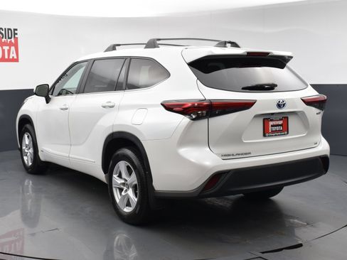Used 2023 Toyota Highlander LE AWD/4WD image 3