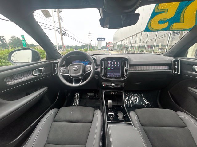 Certified 2025 Volvo XC40 B5 Plus AWD/4WD image 17