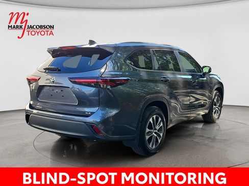 Used 2025 Toyota Highlander XLE FWD image 9