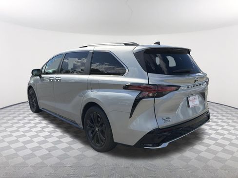 Used 2022 Toyota Sienna XSE FWD image 15