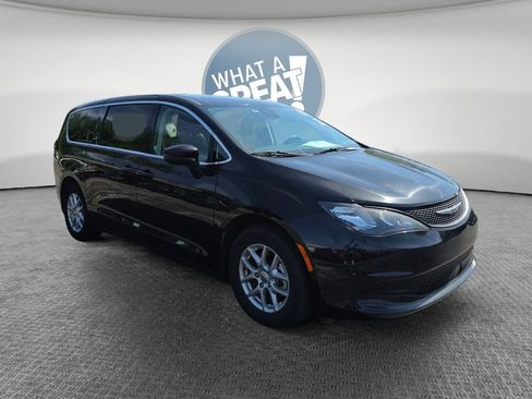 Used 2023 Chrysler Voyager LX FWD image 1