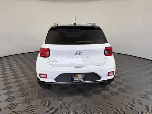 Used 2025 Hyundai Venue Limited image 9