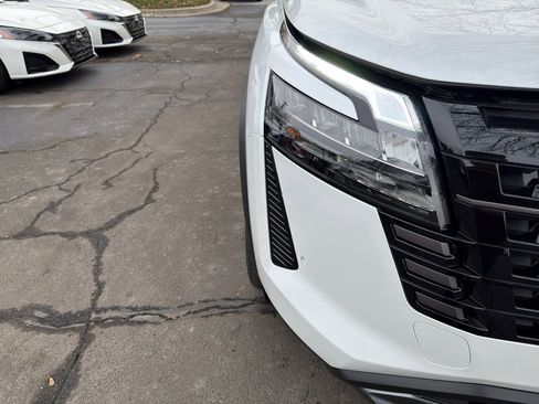 New 2026 Nissan Pathfinder Platinum image 10