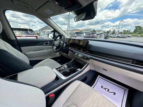 New 2026 Kia Carnival EX FWD image 22
