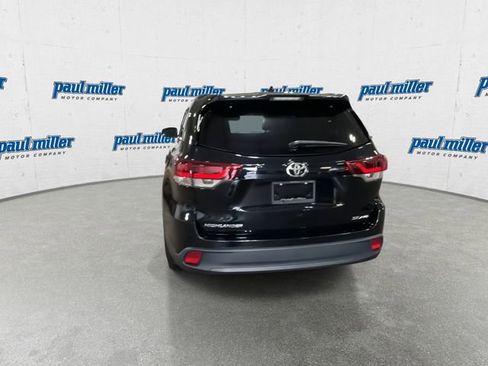 Used 2019 Toyota Highlander SE AWD/4WD image 9