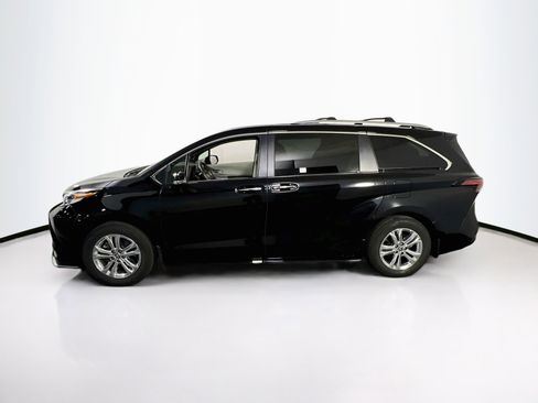 Used 2023 Toyota Sienna Platinum AWD/4WD image 8