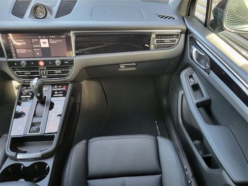 Used 2025 Porsche Macan image 16