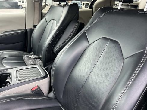 Used 2023 Chrysler Pacifica Touring-L FWD image 31