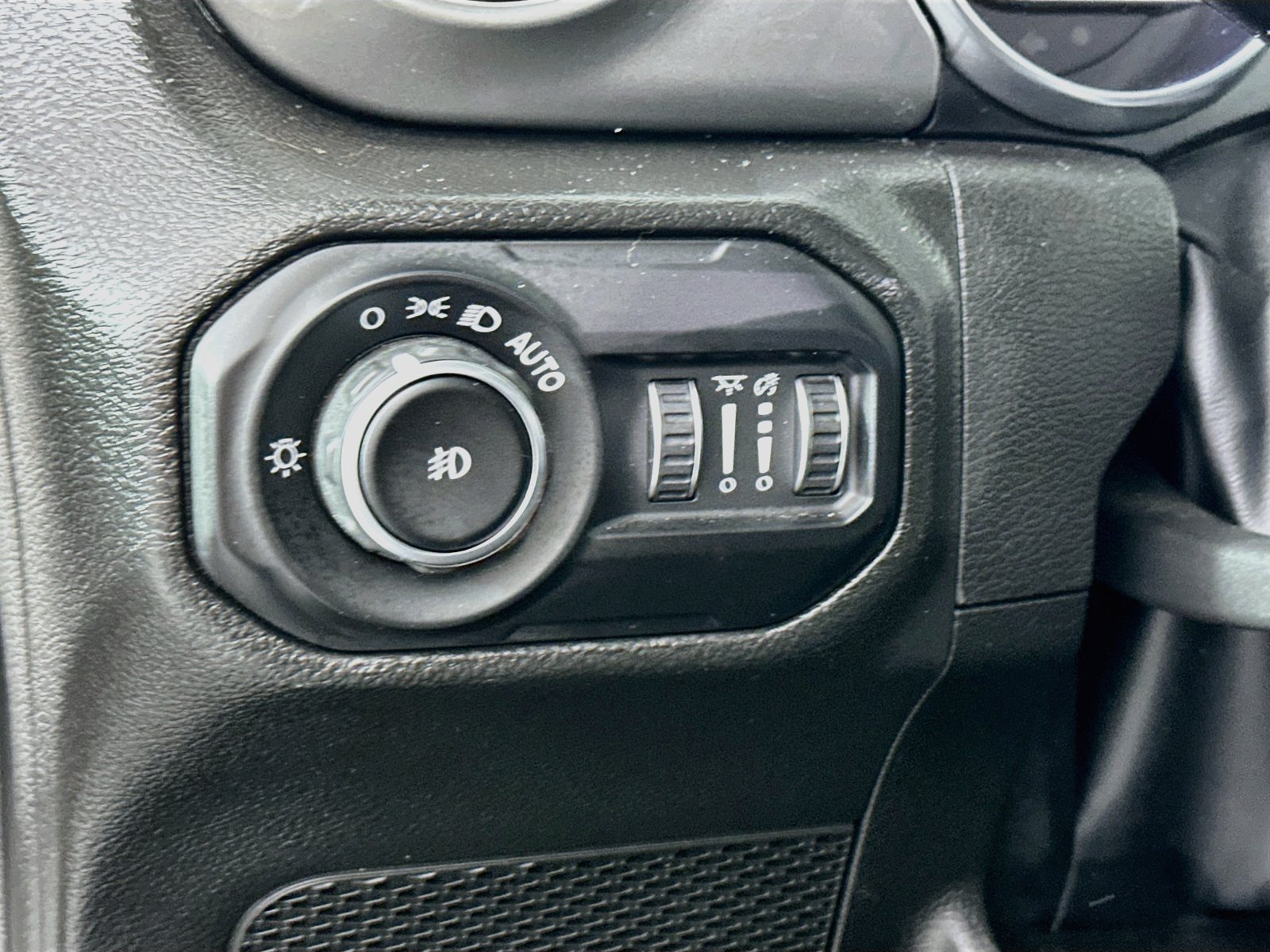 Used 2022 Jeep Wrangler Unlimited Sahara w/ Cold Weather Group AWD/4WD image 11