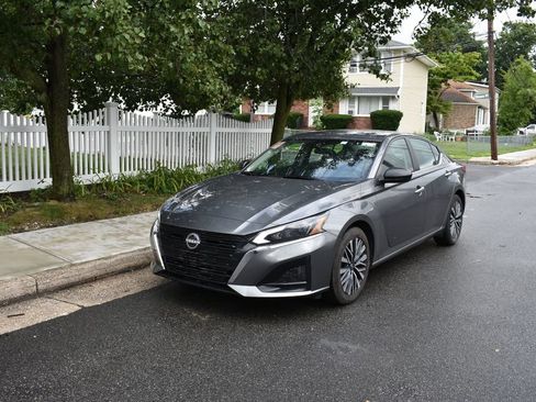 Used 2025 Nissan Altima 2.5 SV FWD image 2