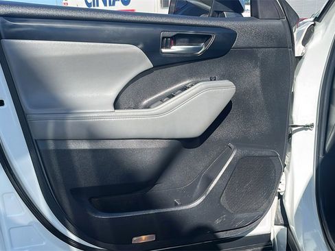 Used 2023 Toyota Highlander XLE image 13