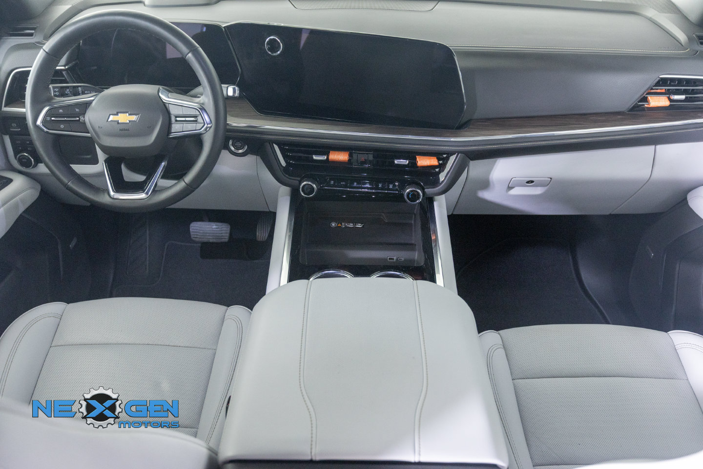 Used 2025 Chevrolet Suburban Premier AWD/4WD image 4