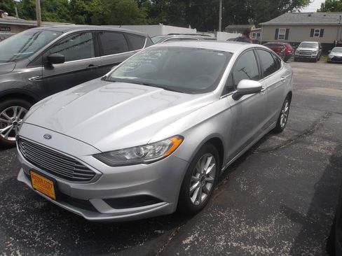 Used 2017 Ford Fusion SE w/ Fusion SE Technology Package FWD image 1