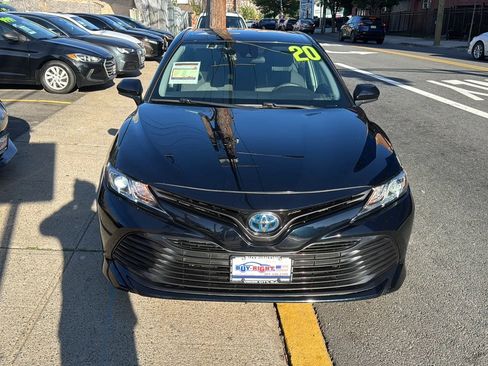 Used 2020 Toyota Camry LE image 3