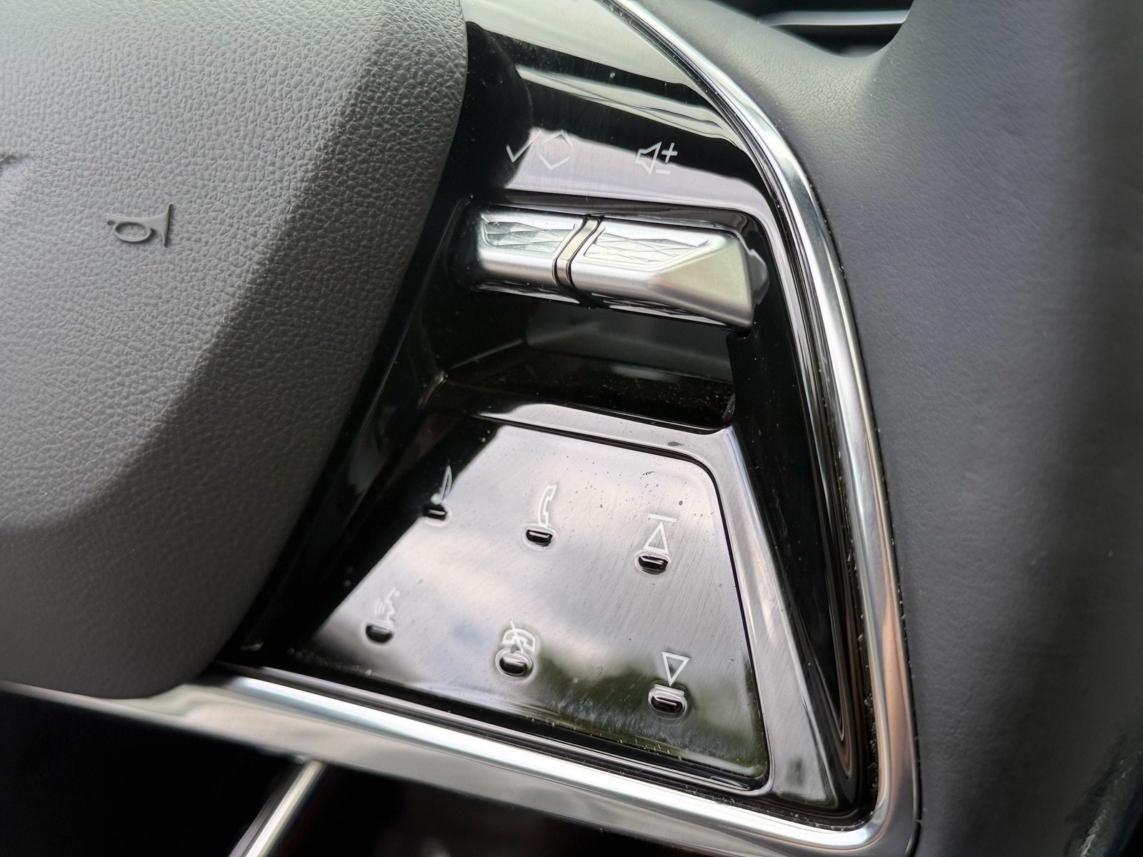 Used 2025 Cadillac Lyriq Luxury RWD image 30