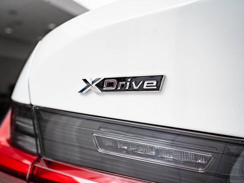 Used 2025 BMW 330i xDrive Sedan w/ Convenience Package AWD/4WD image 9