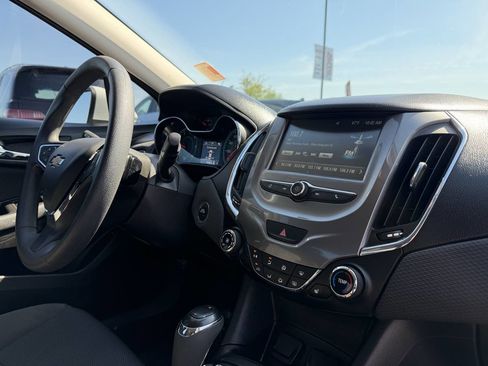 Used 2017 Chevrolet Cruze LT FWD image 18