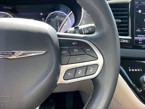 Used 2023 Chrysler Pacifica Touring-L FWD image 12