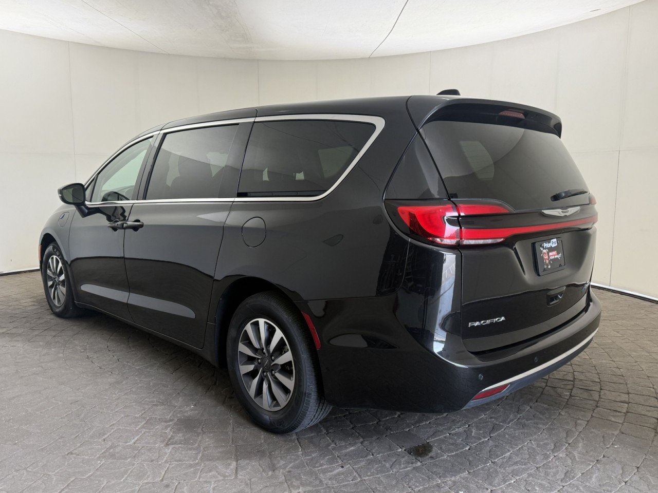 Used 2023 Chrysler Pacifica Touring-L FWD image 5