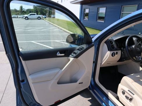 Used 2017 Volkswagen Tiguan SEL AWD/4WD image 16